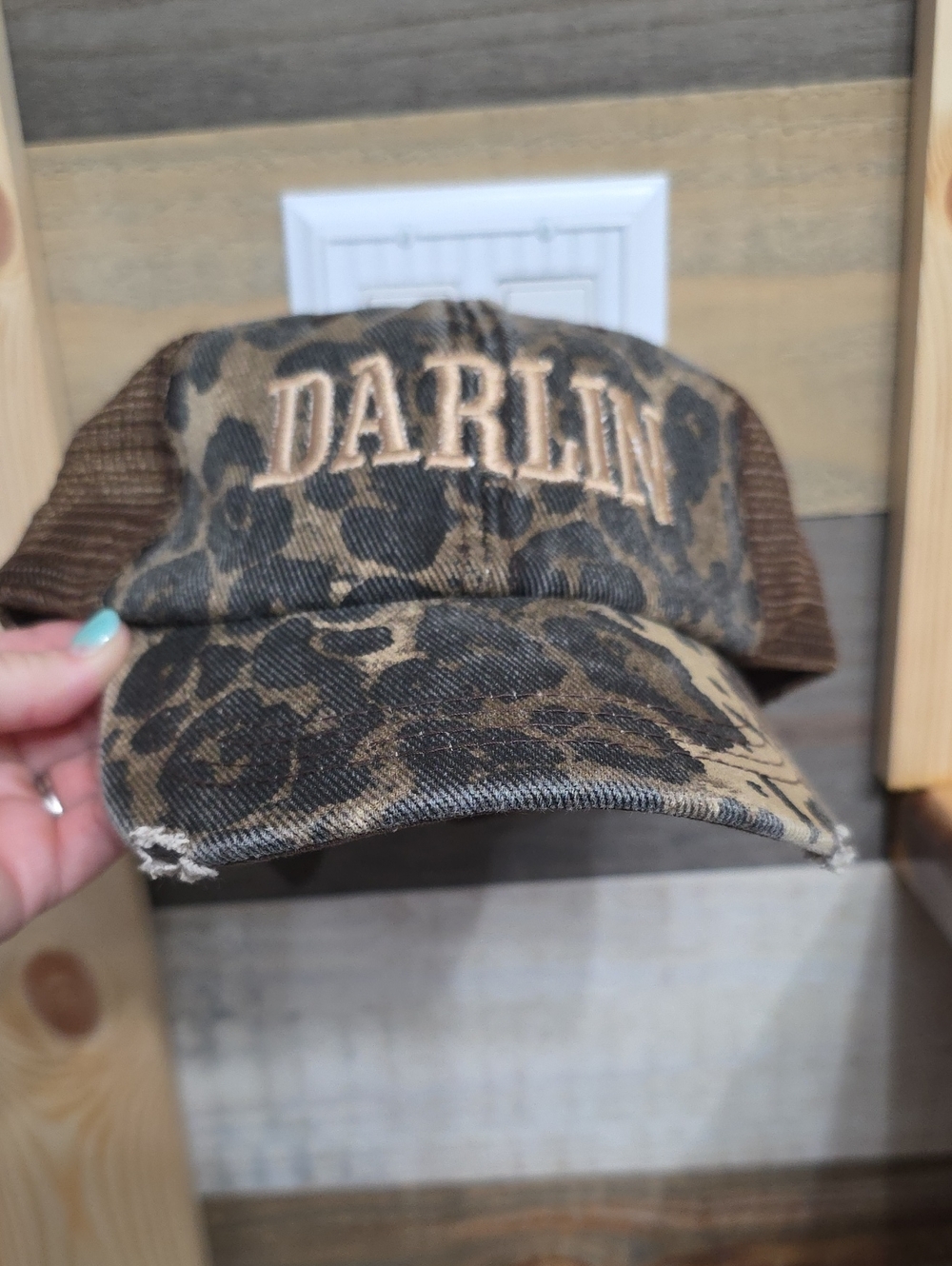 Hat with 'DARLIN' embroidery